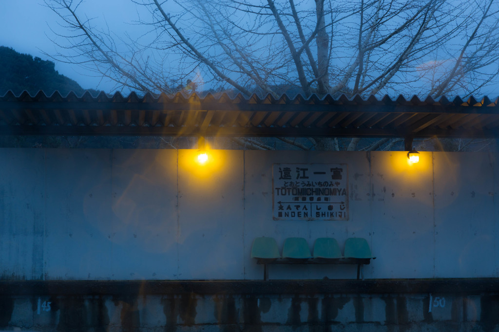 雨のホームで