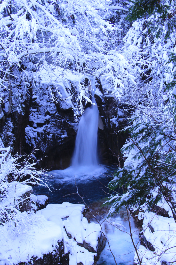 雪中滝２