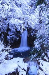 雪中滝２
