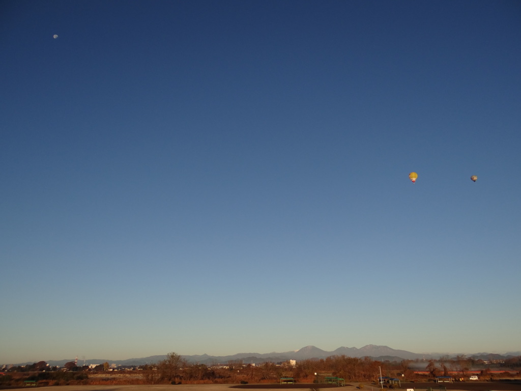 月と気球