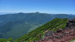 日光男体山から日光白根山を望む