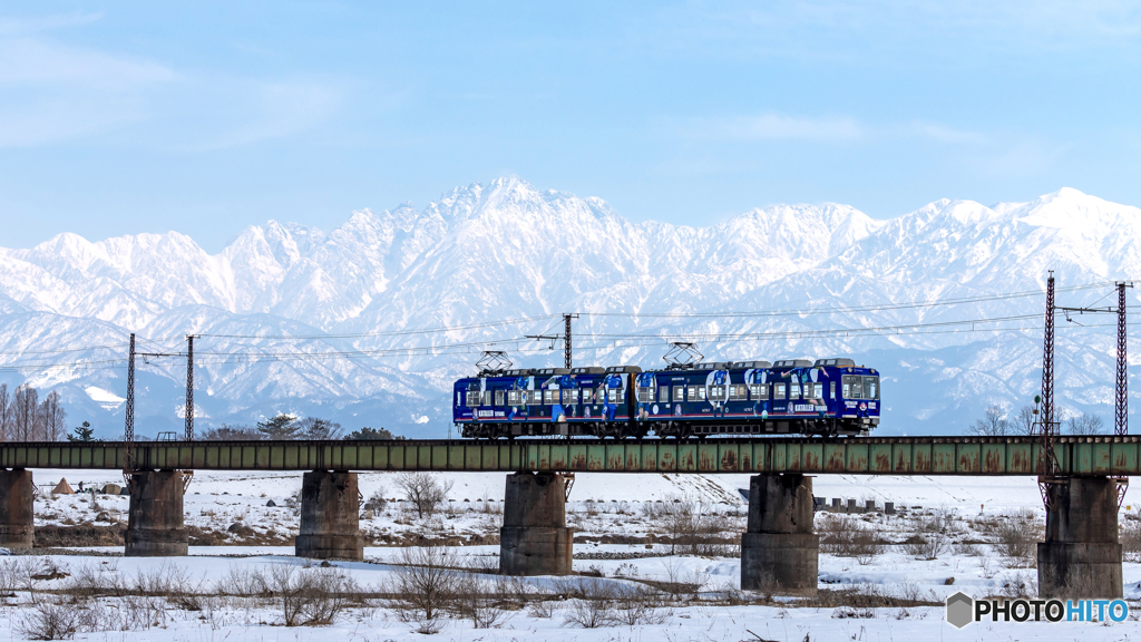 地鉄2〜春近し〜剱岳とラッピング電車
