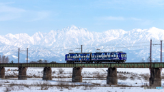 地鉄2〜春近し〜剱岳とラッピング電車