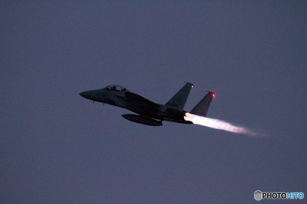 komatu air base night