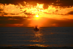 川尻港所属漁船と日の出