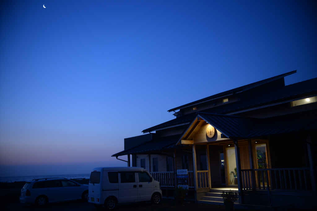 うのしまヴィラの朝と三日月