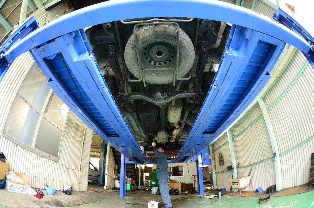 自動車整備工場にて