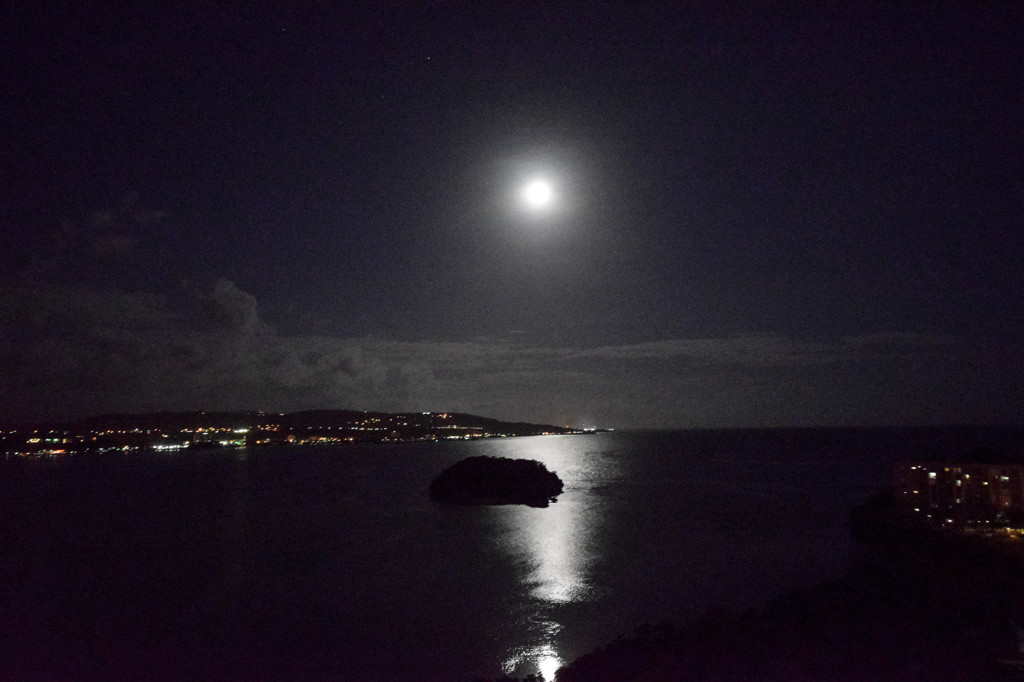 南の島の夜の海