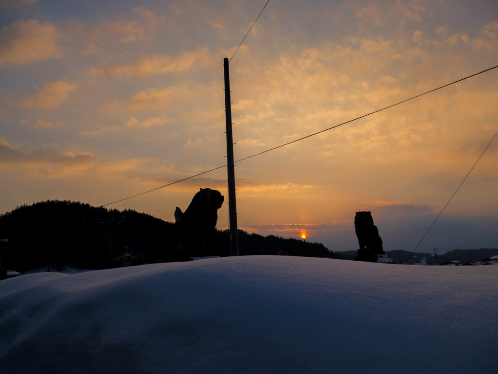 狛犬と夕日