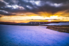 夕陽瞬く雪の丘