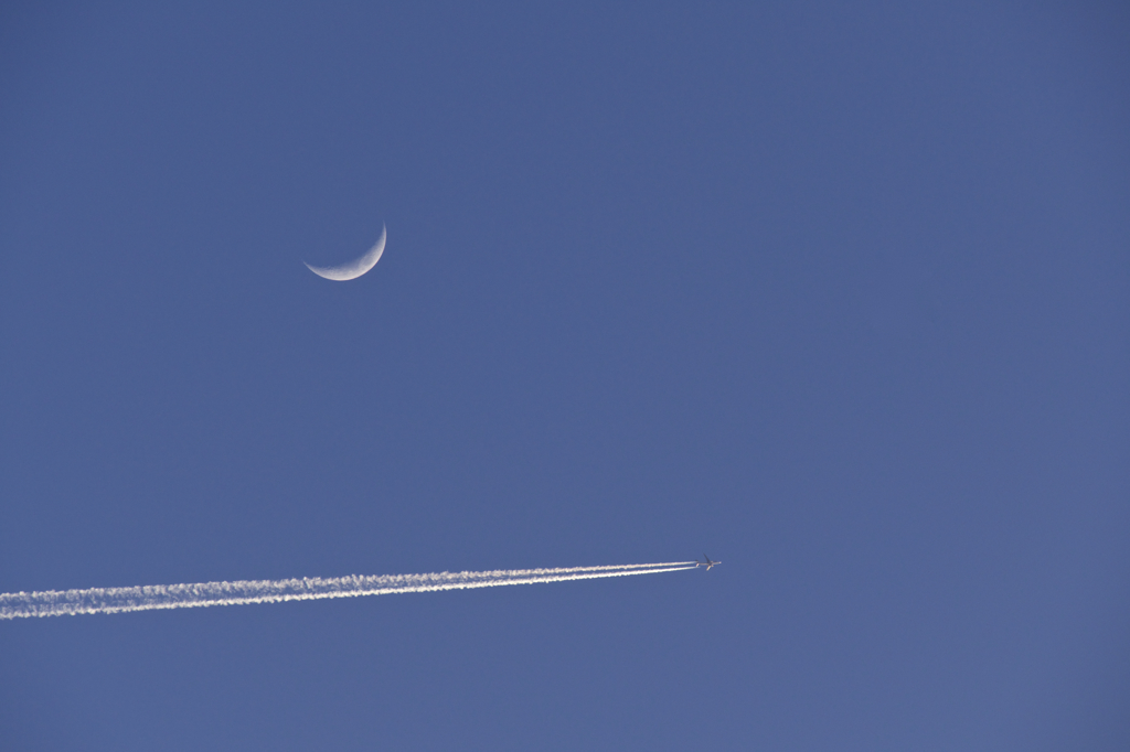 飛行機雲と三日月