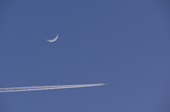 飛行機雲と三日月