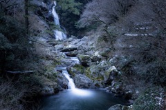 残雪残る夕暮れの滝