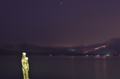 夜の田沢湖に輝く、辰子姫…