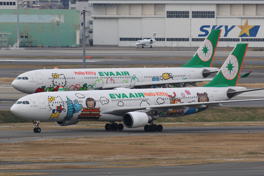「W」 KITTY JET