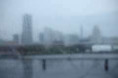 雨で霞む街