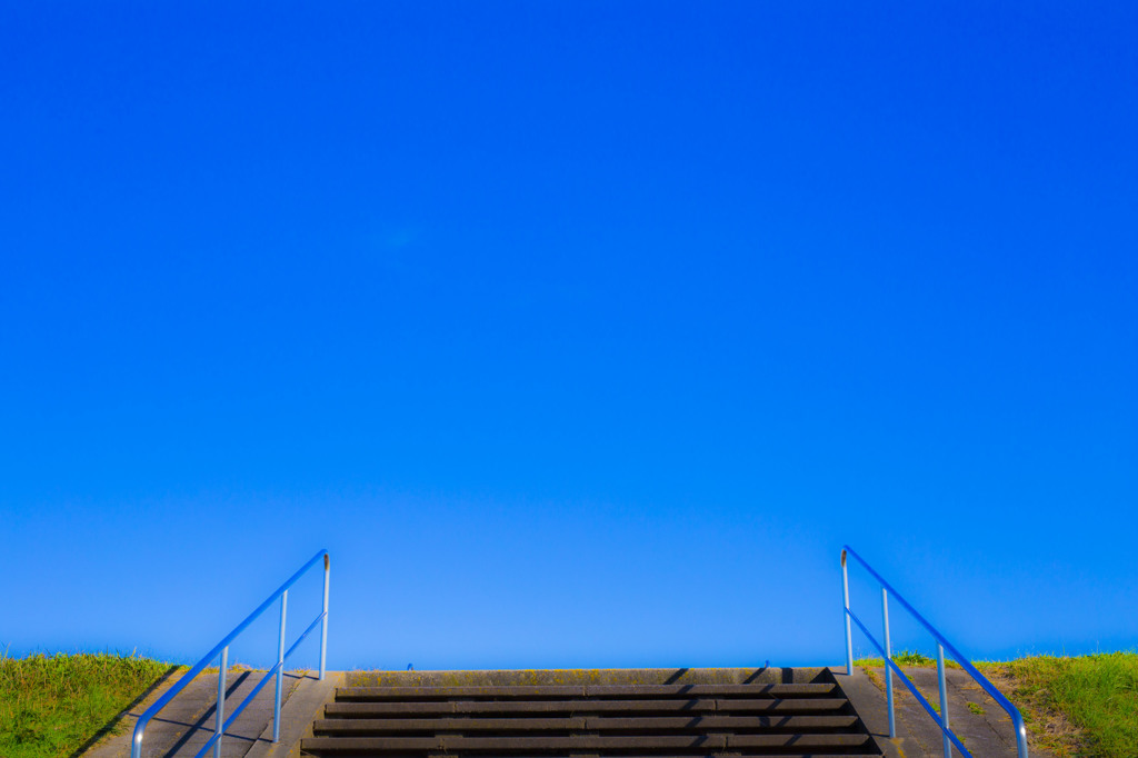 河川敷と青空