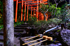 鳥居と綺麗な水と