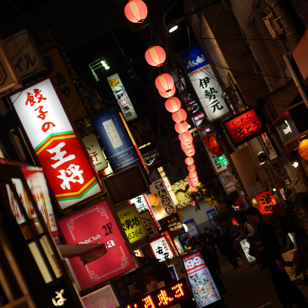 夜の居酒屋街。