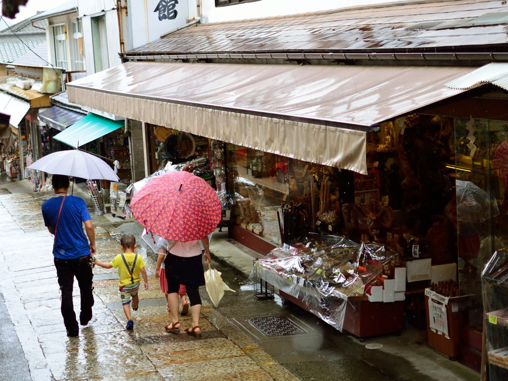 雨なんかへいき! （金比羅参り）