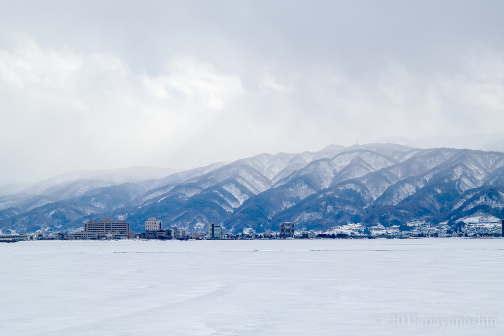 対岸の町、白く煙る山々
