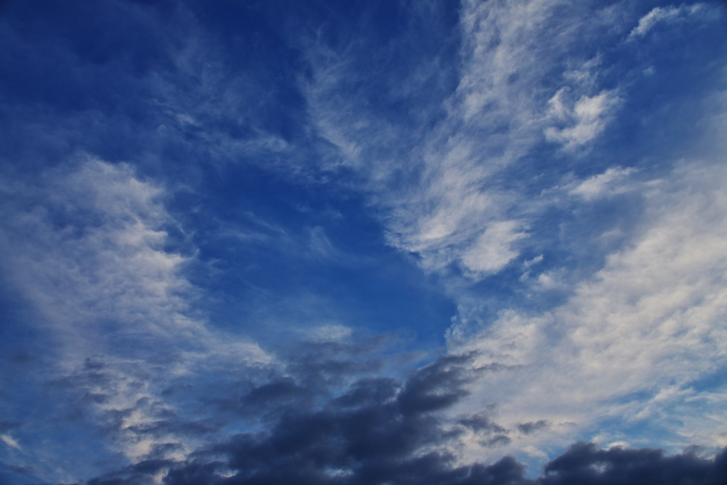 午後六時半、まだ明るい夏の空