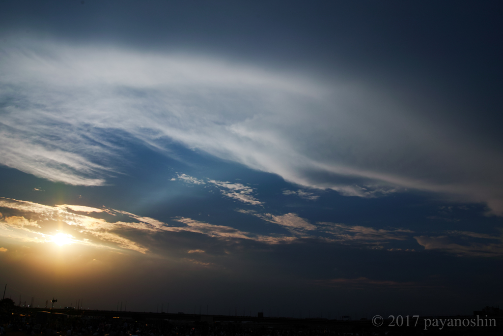 雲の切れ間に暮れかけの青空