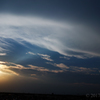 雲の切れ間に暮れかけの青空