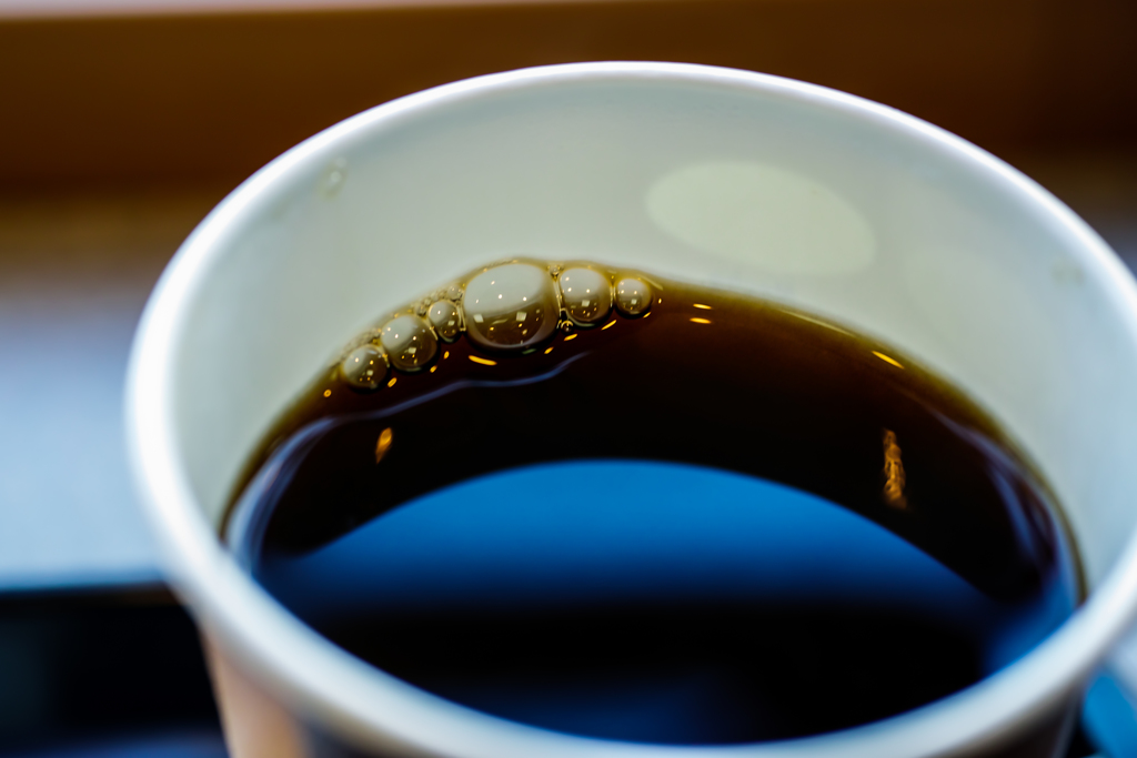 コーヒーに写る朝の色