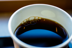 コーヒーに写る朝の色