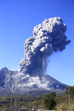 立ち上る桜島の噴出する灰