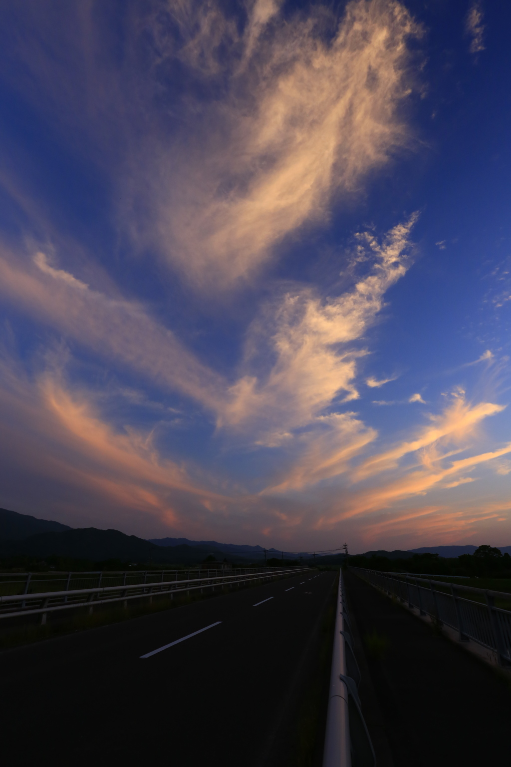 迫る雲