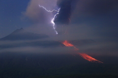 走る火山雷