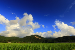 夏の山と空