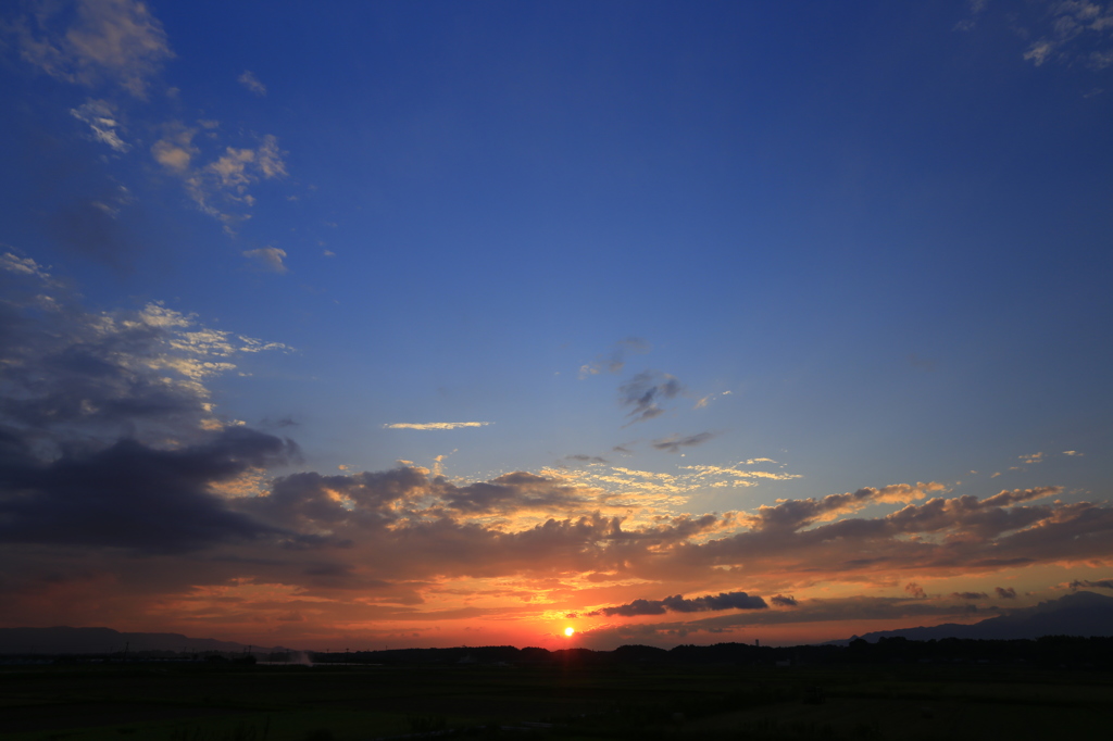 澄んだ空と沈む夕陽