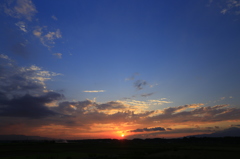 澄んだ空と沈む夕陽