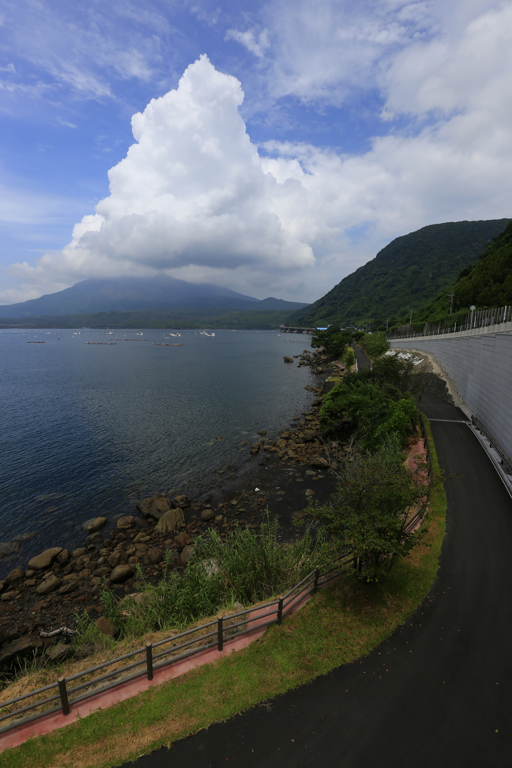 桜島と三角の雲