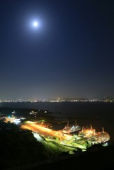 月夜の桜島フェリーと鹿児島市街地夜景