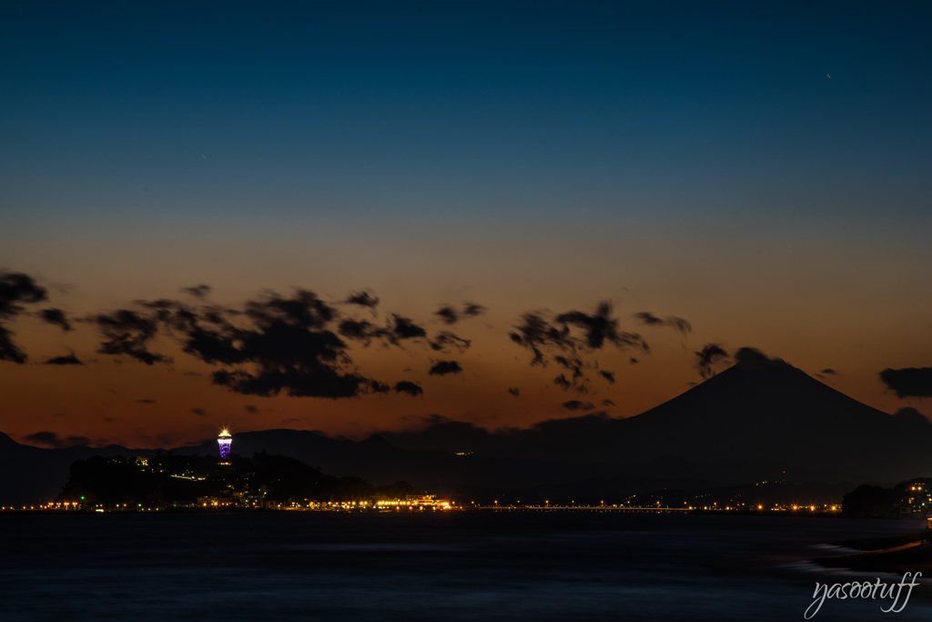 夕闇にくれる江ノ島