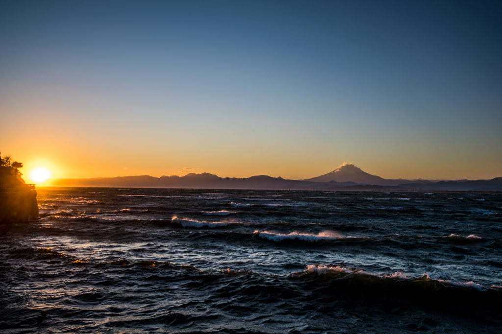 沈む夕日と富士山