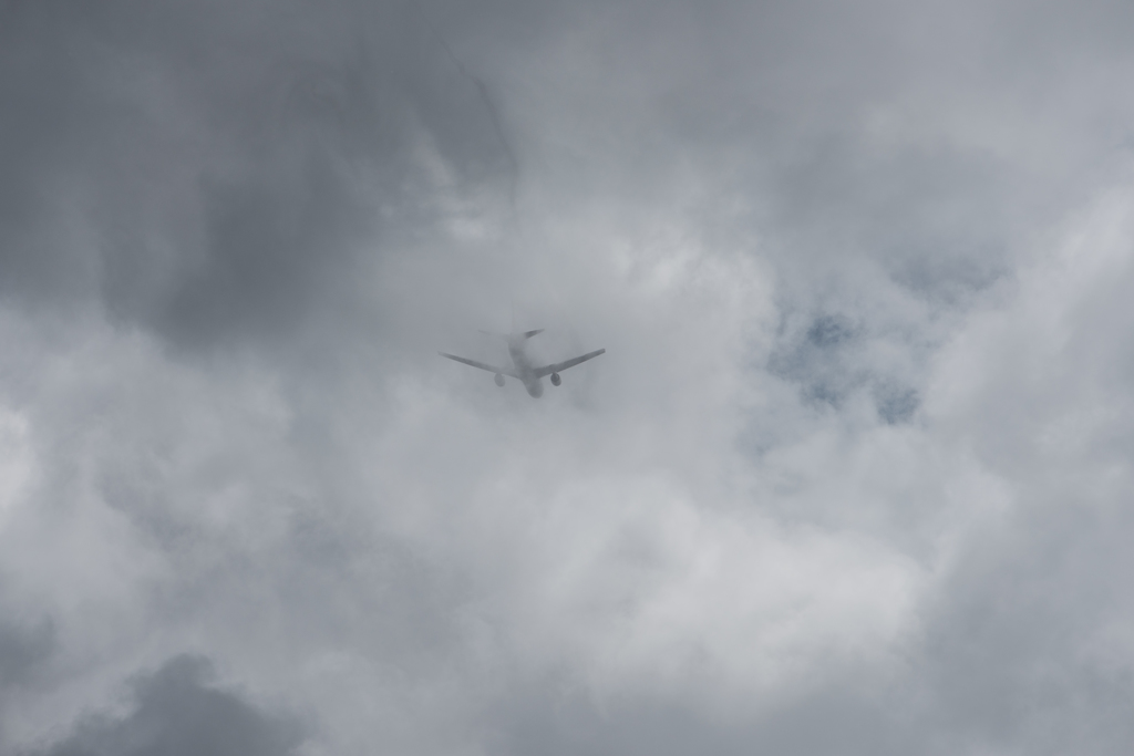 雲の中に消えてくゴーアラウンド機