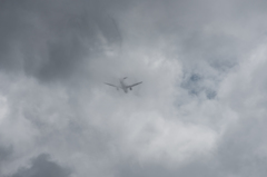 雲の中に消えてくゴーアラウンド機