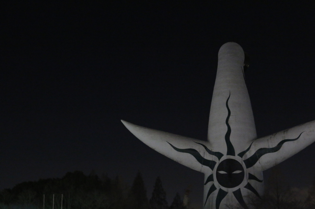 太陽の塔の後ろ