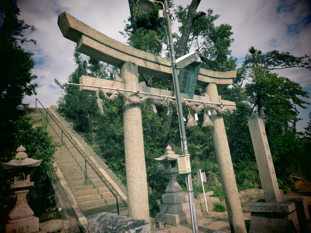 神社にて