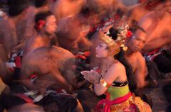 躍動美（ケチャダンス）