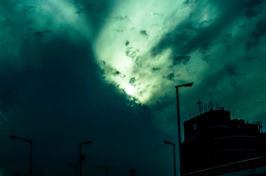 その時、空が吠えた
