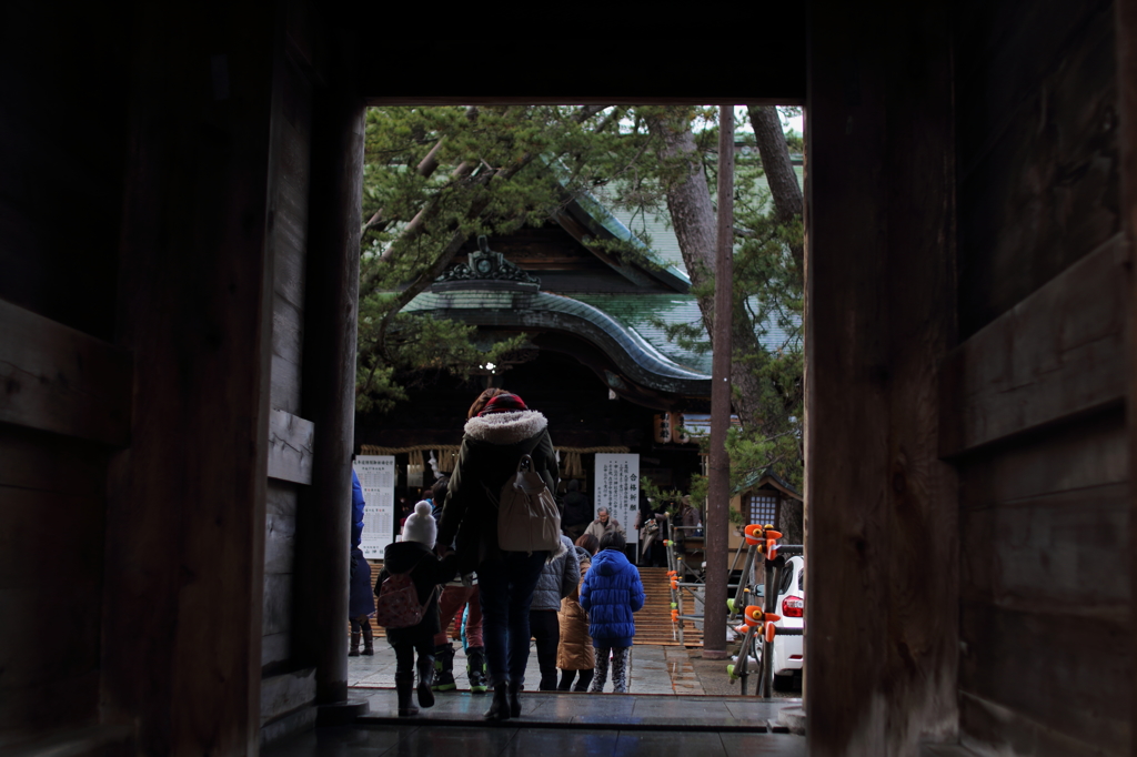白山神社　随神門から