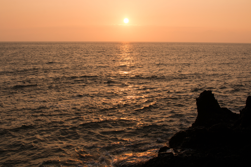 岩場の夕暮れ１