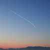 早朝の飛行機雲