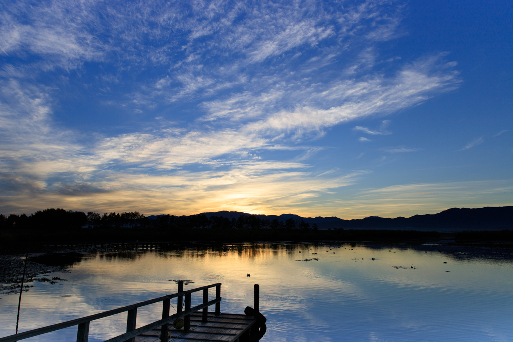 とある湖畔の夜明け